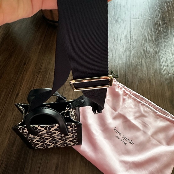 kate spade new york

Mini Manhattan Spade Flower Jacquard Tote - Picture 6 of 7